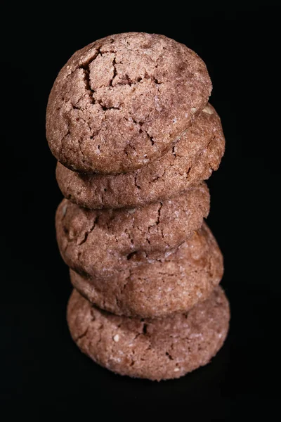 深色背景下的自制杏仁饼干 — 图库照片