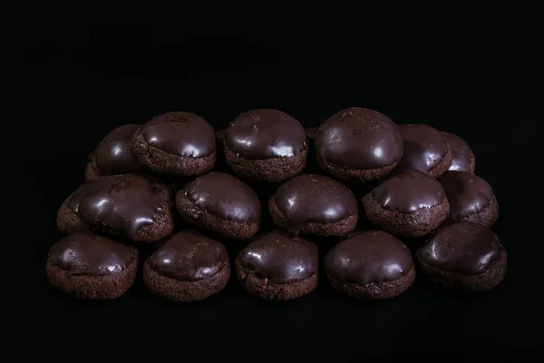 Μικρά Στρογγυλά Σοκολατένια Κέικ Στο Σκούρο Φόντο — Φωτογραφία Αρχείου