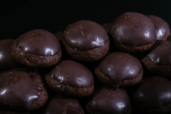 Kleine Runde Schokoladenkuchen Auf Dem Dunklen Hintergrund — Stockfoto