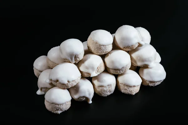 Pequeñas Galletas Coco Redondas Sobre Fondo Oscuro —  Fotos de Stock