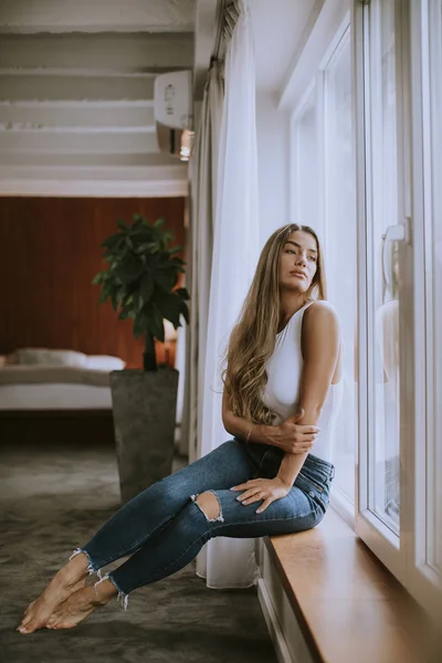 Vacker Ung Kvinna Sitter Vid Fönstret Lägenheten — Stockfoto