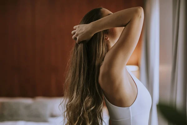 Retrato Una Hermosa Joven Arrojando Pelo Largo Castaño Aire Habitación —  Fotos de Stock