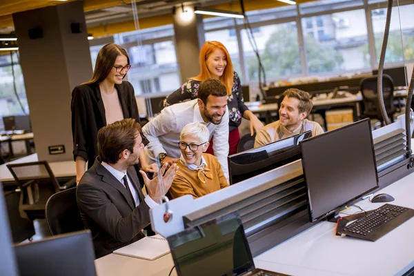 Modern Ofiste Genç Adamlarıyla Birlikte Çalışan Kıdemli Kadını — Stok fotoğraf