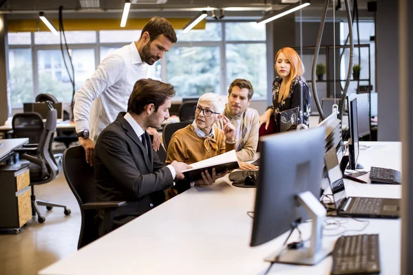 Senior Affärskvinna Som Arbetar Tillsammans Med Unga Affärsmän Det Moderna — Stockfoto