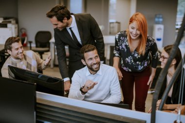 Yaratıcı ofiste çalışan ve iletişim kuran bir grup genç iş adamı.