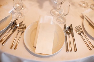 Düğün masası katlanmış peçete ve boş bardaklarla yakın plan.