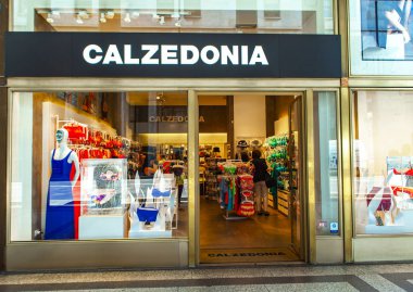 Torino, İtalya - 3 Haziran 2015: Torino, İtalya 'da Calzedonia mağazası. Calzedonia, Sandro Veronesi tarafından 1987 yılında kurulan İtalyan moda markası..