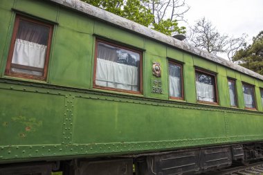 Gori, Gürcistan - 2 Mayıs 2019: Stalin 'in Gori, Gürcistan' daki Joseph Stalin Müzesi 'nin önündeki kişisel tren vagonunun detayları. Müze, Gori 'de doğan Sovyet lider Joseph Stalin' e adanmıştır..