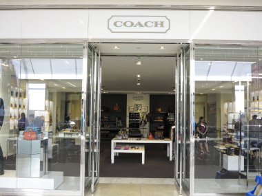 Alberta, Kanada - 21 Eylül 2014: Alberta, Kanada 'da koç mağazası. 1941 'de kurulan el çantaları gibi lüks aksesuarlarda uzmanlaşmış bir Amerikan şirketidir..