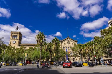 Barselona, İspanya - 8 Ekim 2019: İspanya 'daki Barselona Üniversitesi tarafından tanımlanamayan kişiler. Bu tarihi bina 1863-1882 yılları arasında Elies Rogent tarafından inşa edilmiştir..
