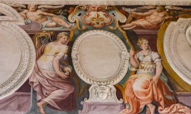 Tivoli, İtalya - 23 Eylül 2018: Roma yakınlarındaki Tivoli Villa destesinin iç dekorasyonu. Fresco iki erdemi temsil eder: Hayatın neşesi ve yücelik, 16. yüzyılda anonim bir yazar tarafından yapılmıştır.. 
