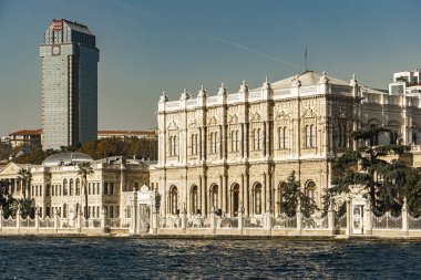 İstanbul, Türkiye - 9 Kasım 2019: Dolmabahce Sarayı, İstanbul, Türkiye. Saray 1856 yılında inşa edildi ve 1922 yılına kadar Osmanlı İmparatorluğu 'nun ana yönetim merkezi olarak hizmet verdi.