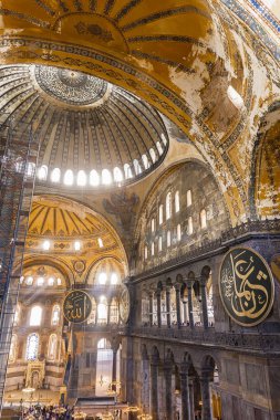 İstanbul, Türkiye - 10 Kasım 2019: Ayasofya İçişleri, İstanbul, Türkiye. Ayasofya, neredeyse 500 yıl boyunca birçok Osmanlı camisine örnek oldu..