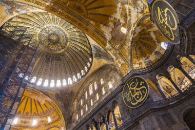 İstanbul, Türkiye - 10 Kasım 2019: Ayasofya İçişleri, İstanbul, Türkiye. Ayasofya, neredeyse 500 yıl boyunca birçok Osmanlı camisine örnek oldu..