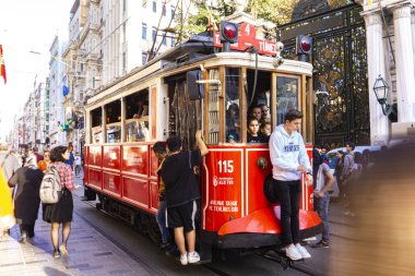 İstanbul, Türkiye - 9 Kasım 2019: İstanbul 'daki nostaljik tramvayda kimliği belirsiz kişiler. İstanbul 'da miras tramvaylı iki tramvay hattı var.