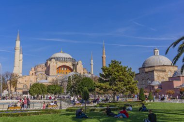 İstanbul, Türkiye - 10 Kasım 2019: Ayasofya tarafından İstanbul, Türkiye 'de tanımlanamayan kişiler. Eski Yunan Ortodoks Hıristiyan ataerkil katedrali ve daha sonra Osmanlı imparatorluk camii.