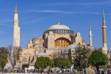 İstanbul, Türkiye - 10 Kasım 2019: Ayasofya tarafından İstanbul, Türkiye 'de tanımlanamayan kişiler. Eski Yunan Ortodoks Hıristiyan ataerkil katedrali ve daha sonra Osmanlı imparatorluk camii.