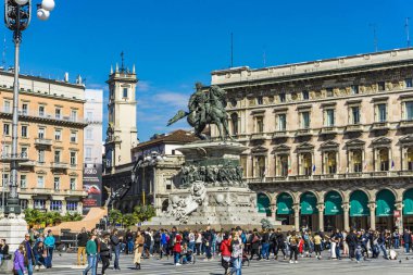 Milan, İtalya - 15 Nisan 2019: İtalya 'daki Duomo Meydanı' nda Kral II. Victor Emmanuel anıtı. Anıt 1896 yılında Ercole Rosa tarafından yapıldı..