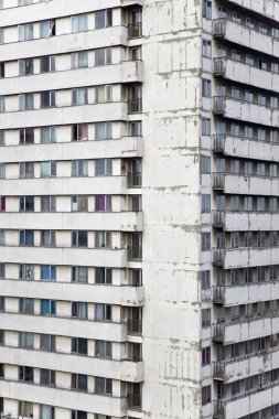 Büyük, eski beton bina manzarası