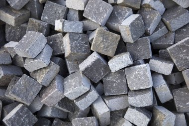 Sokakları asfaltlamak için hazırlanmış granit taş bloklar.