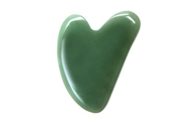 Beyaz arka planda doğal yeşil taş masaj aleti var.