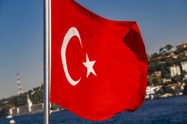İstanbul 'daki İstanbul Boğazı' nda Türk ulusal bayrağına bak