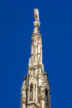 Milano, İtalya 'daki ünlü Katedral Duomo di Milano' nun çatısındaki beyaz mermer kulelere bakın.