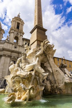 Fontana dei Quattro Fiumi Piazza Navona, İtalya 'da 1651' de Bernini tarafından tasarlandı.