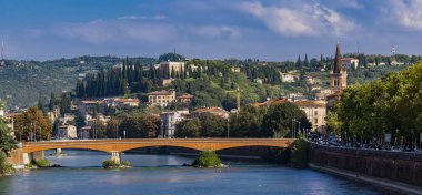 İtalya, Verona 'daki Adige nehri üzerindeki Ponte Navi' de manzara
