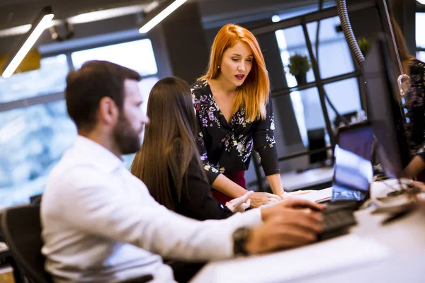 Grupo Jóvenes Empresarios Están Trabajando Junto Con Ordenador Sobremesa Oficina —  Fotos de Stock