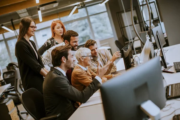 Empresária Sênior Trabalhando Conjunto Com Jovens Empresários Escritório Moderno — Fotografia de Stock