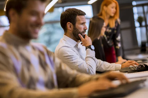 Grupo Jóvenes Empresarios Están Trabajando Junto Con Ordenador Sobremesa Oficina —  Fotos de Stock