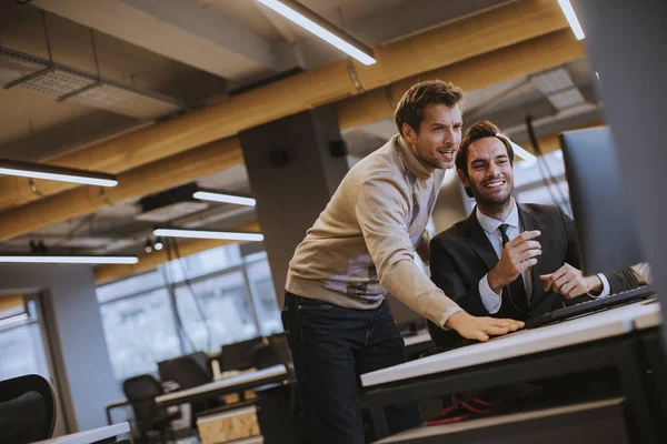 Dos Jóvenes Empleados Que Trabajan Oficina Moderna — Foto de Stock