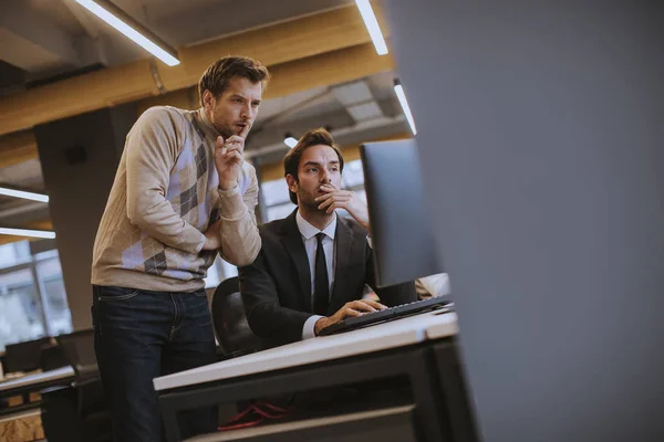 Dois Jovens Empregados Que Trabalham Escritório Moderno — Fotografia de Stock