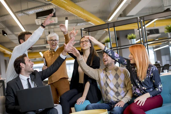 Grupo Jóvenes Empresarios Están Trabajando Junto Con Ordenador Portátil Oficina — Foto de Stock