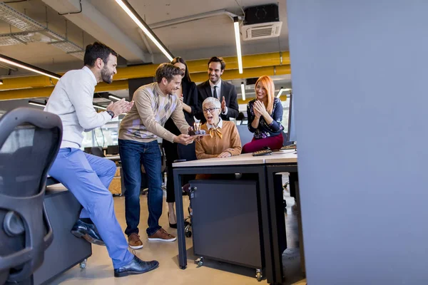 Unga Kollegor Firar Seniorkollegas Födelsedag Det Moderna Kontoret Och Tar — Stockfoto