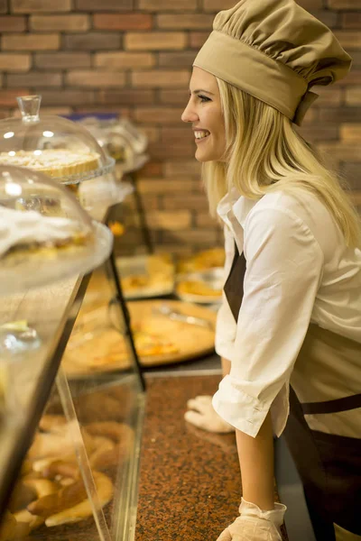 Jolie Jeune Femme Avec Une Casquette Vendant Des Produits Frais — Photo