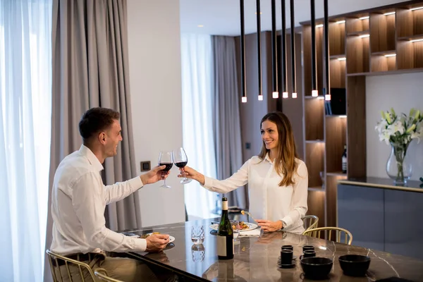 Dulce Pareja Joven Teniendo Una Cena Romántica Tostadas Con Copas — Foto de Stock