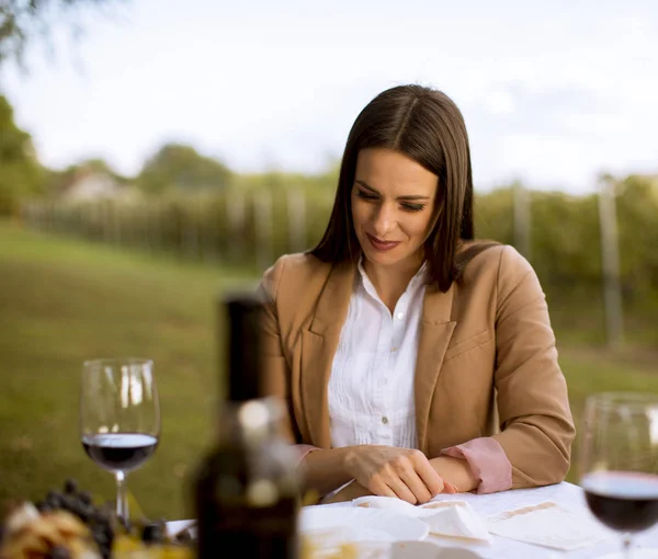 Aantrekkelijke Stijlvolle Jonge Vrouw Die Glas Rode Wijn Drinkt Wijngaard — Stockfoto