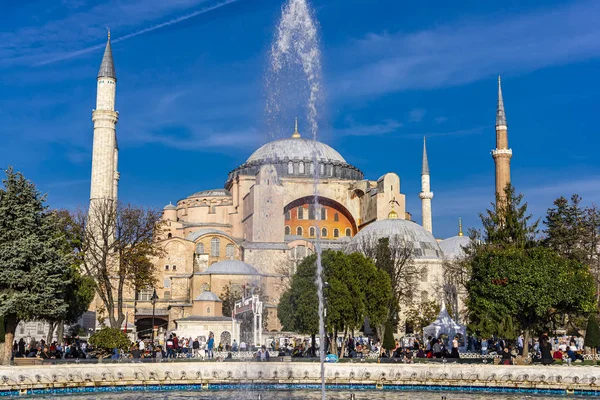 トルコ イスタンブール 2019年11月10日 トルコ イスタンブールのハギア ソフィアによる未確認の人々 旧ギリシャ正教会の大聖堂であり 後にオスマン帝国のモスクである — ストック写真