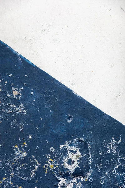 Çapraz Beyaz Mavi Eski Çimento Duvarına Yakın Çekim — Stok fotoğraf