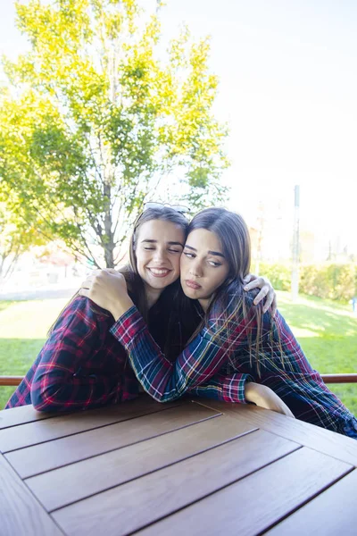 Nézd Meg Két Legszomorúbb Barátnőjét Akik Ölelik Egymást — Stock Fotó