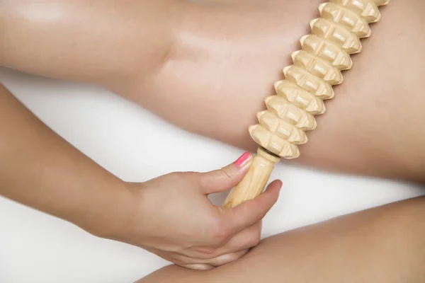 Nahaufnahme Der Maderotherapie Cellulite Massage Mit Holzmassagerolle — Stockfoto