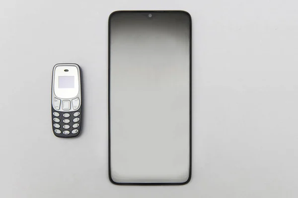 Uno Smartphone Moderno Vecchio Telefono Cellulare Classico Affiancati Come Concetto — Foto Stock