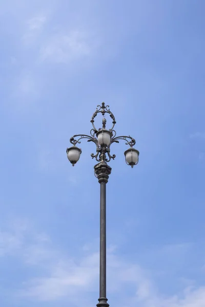 Vista Lámpara Calle Decorativa Trieste Italia Bajo Cielo Azul —  Fotos de Stock