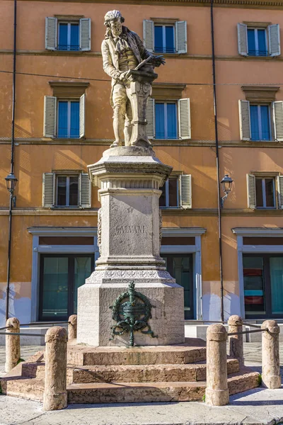 Pohled Sochu Luigiho Galvaniho Boloni Itálie Sochu Vytvořil Adalberto Cencetti — Stock fotografie