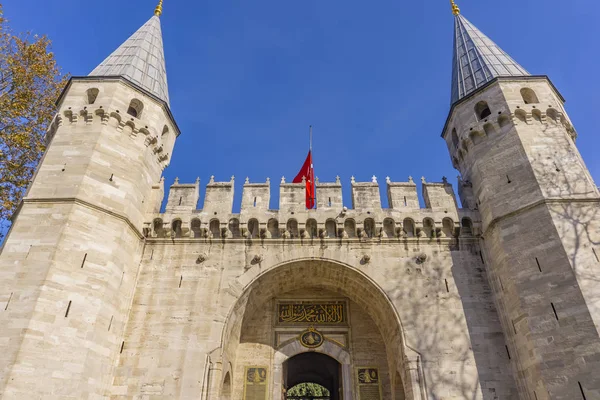 Pohled Bránu Pozdravu Vstup Druhé Nádvoří Paláce Topkap Istanbulu Turecko — Stock fotografie