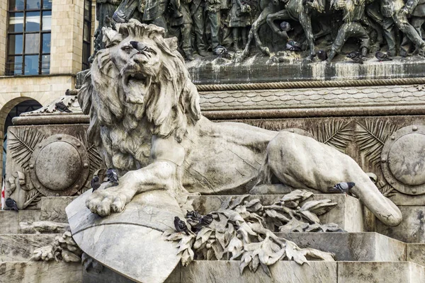 Kilátás Oroszlán Szobor Talapzat Emlékmű Victor Emmanuel Milánóban Olaszország — Stock Fotó