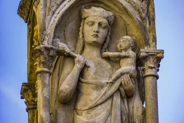 Дева Мария Младенцем Иисусом Статуя Века Площади Пьяцца Бра Вероне — стоковое фото