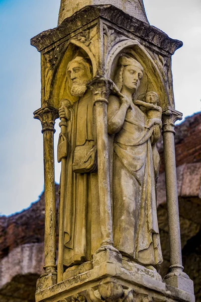 Дева Мария Младенцем Иисусом Статуя Века Площади Пьяцца Бра Вероне — стоковое фото